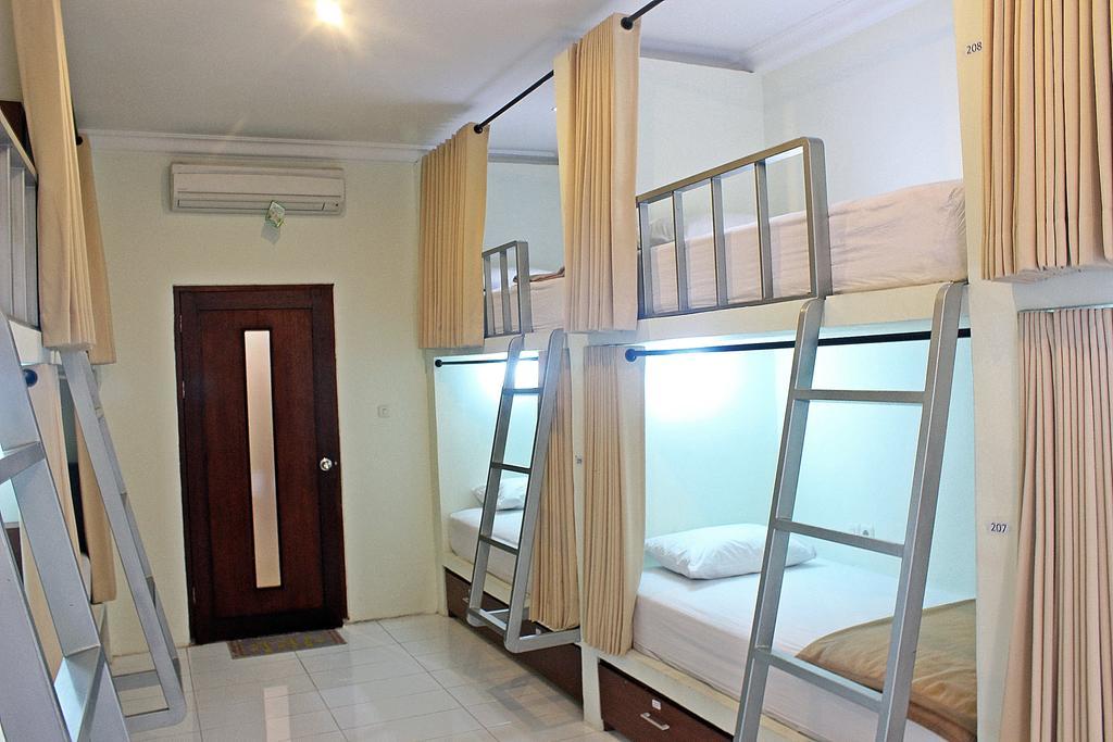 Hostel Mirah Legian Kamer foto