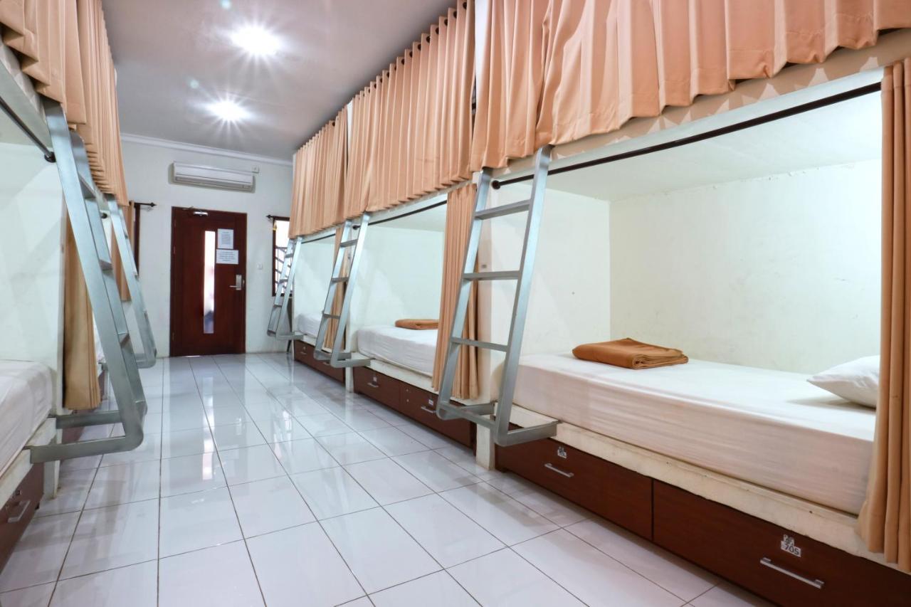 Hostel Mirah Legian Buitenkant foto