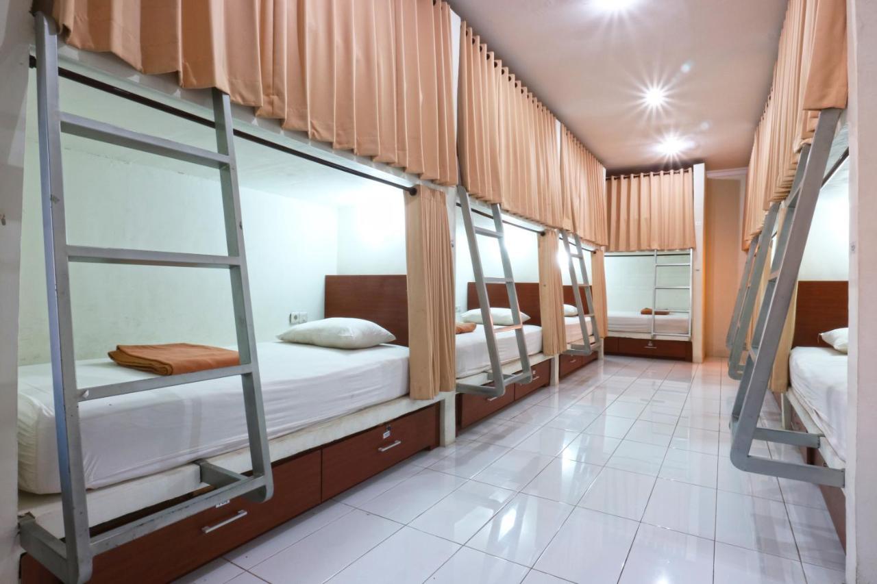 Hostel Mirah Legian Buitenkant foto