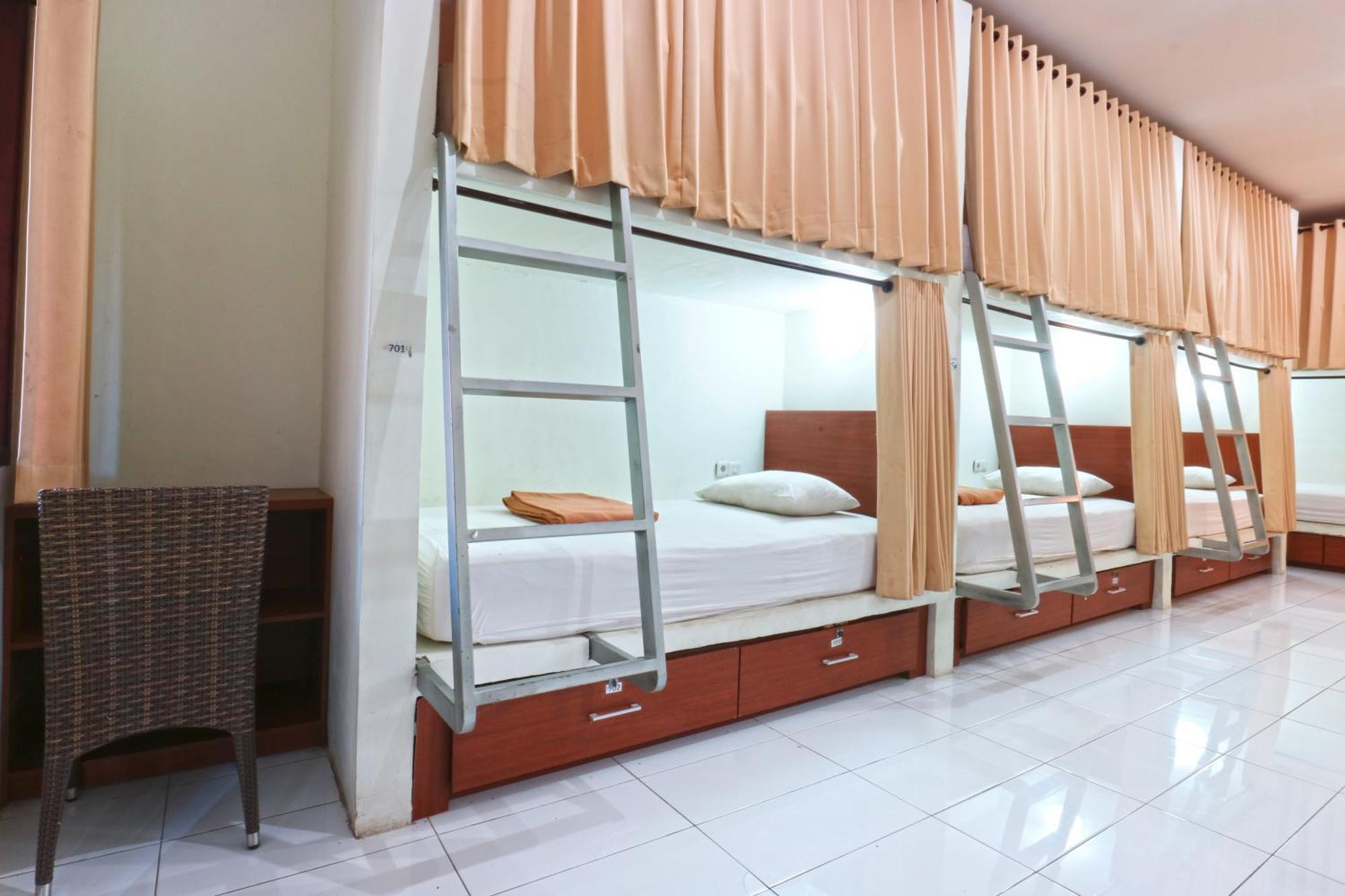 Hostel Mirah Legian Buitenkant foto